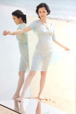 系红裤带的女人